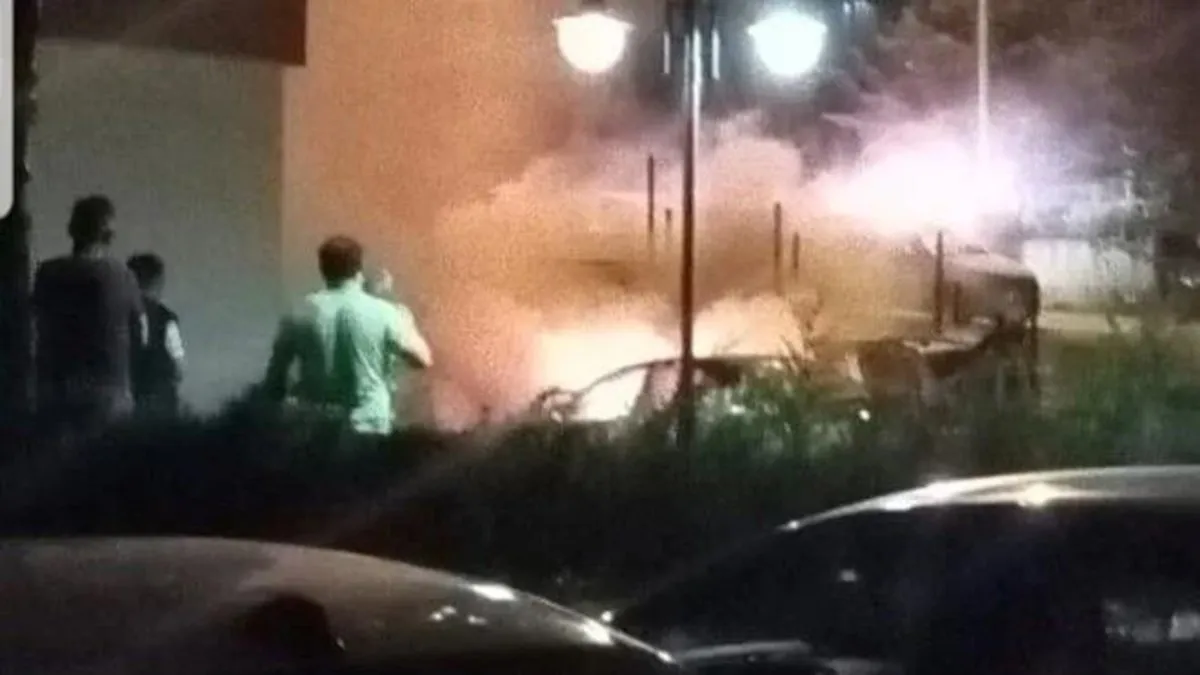 Ankara'da park halindeki otomobilde patlama 2 araç küle döndü