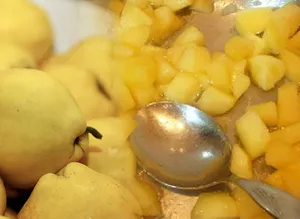 Öksürüğe birebir çözüm: Ayvayı tereyağında pişirip kaşık kaşık yiyin!