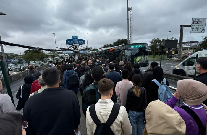 İstanbul'da metrobüs sorunu! Halk arızalardan yıldı: Yola korkarak devam ediyoruz - 1