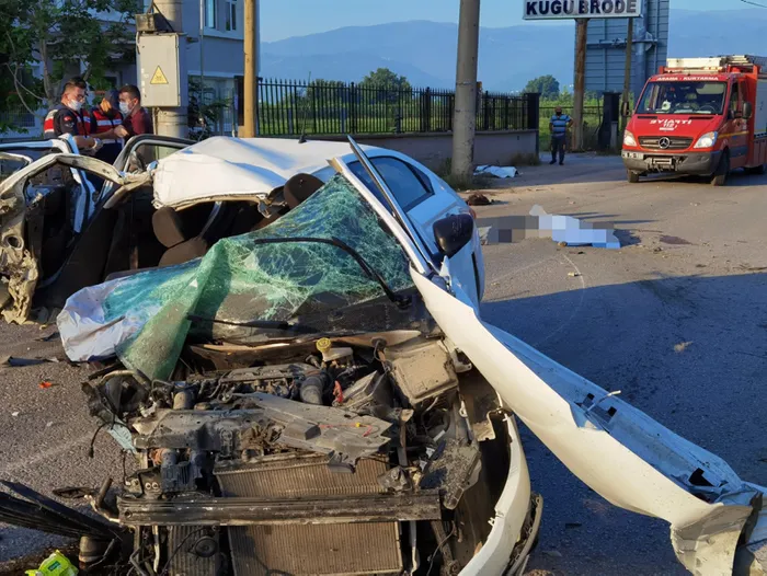 Son dakika: Bursa'da feci kaza! Otomobil, aydınlatma direğine çarptı: 3 ölü, 2 yaralı - 1