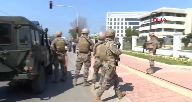 Antalya'da Kepez Kaymakamlığı binasında silah sesleri - 1