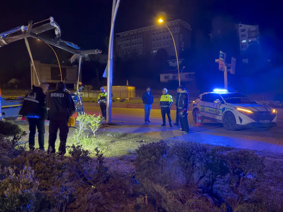 Ankara Pursaklar’da aydınlatma direğine çarpan motosikletin sürücüsü hayatını kaybetti - 1