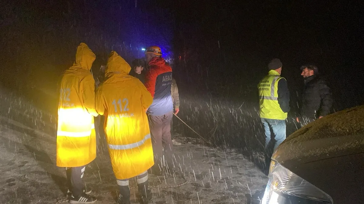 Kayganlaşan yol kaza getirdi: 70 metreden uçuruma yuvarlandı!