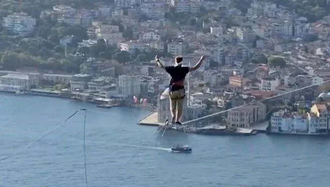 istanbul-bogazinda-tarihi-anlar-estonyali-akrobat-roose-ip-ustunde-asyadan-avrupaya-gecti-1726416527777.jpeg