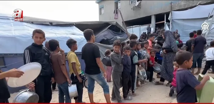 gazzede-kis-yaklasiyor-aci-derinlesiyor-boyle-yasamak-mi-olur-1763139301641.jpg Bölge halkı, yardım kuruluşlarının dağıttığı yemeklerle hayatta kalmaya çalışıyor (Ahaber.com.tr - Ekran görüntüsü)