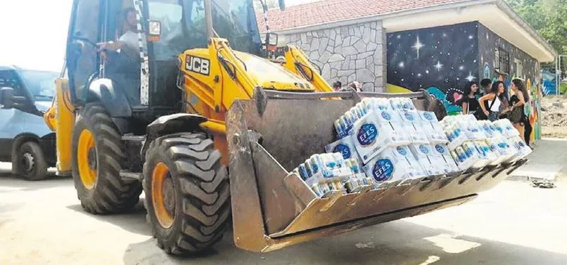 CHP'lilerden Bursa'da kepçe ile alkol servisi, Trabzon'da ise tespih hediyesi