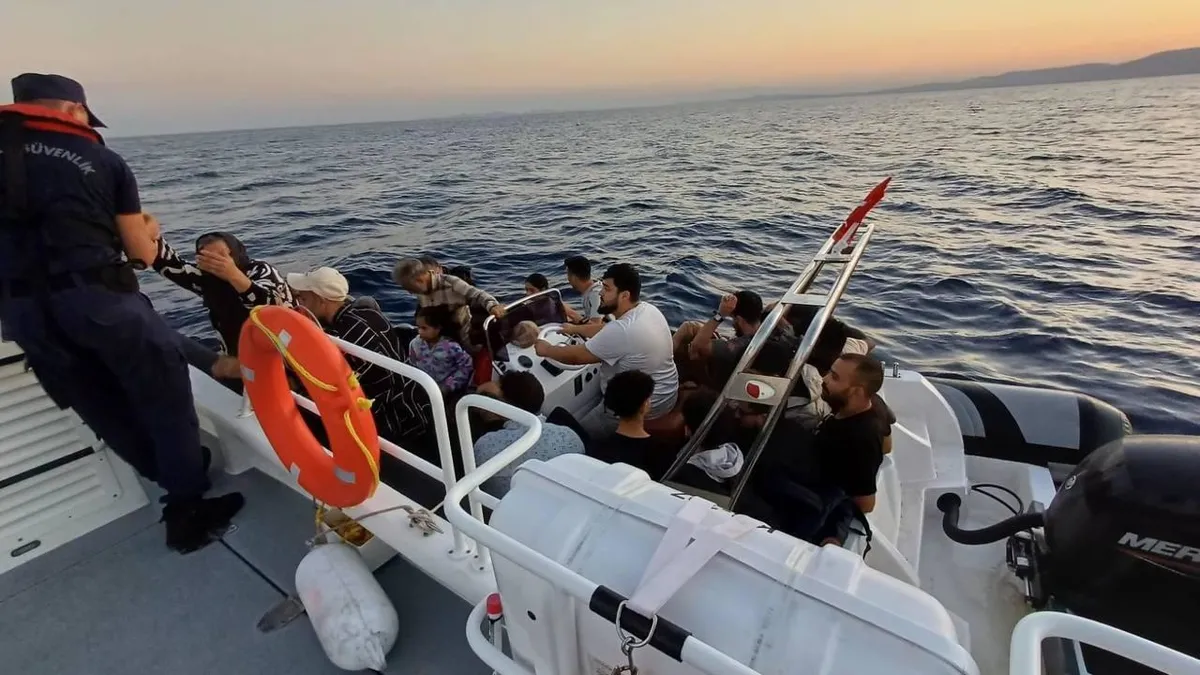 İzmir'de karada ve denizde 23 göçmen yakalandı