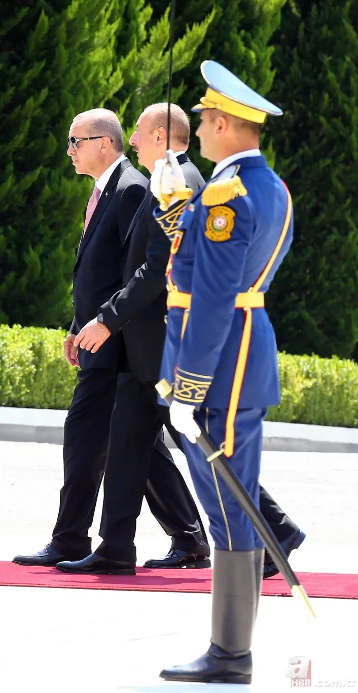 Başkan Erdoğan Azerbaycan'da Aliyev tarafından resmi törenle karşılandı 19