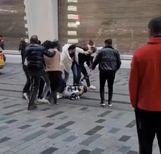 istiklal-caddesinde-laf-attin-kavgasi-o-anlar-kamerada-1671091019544.jpg