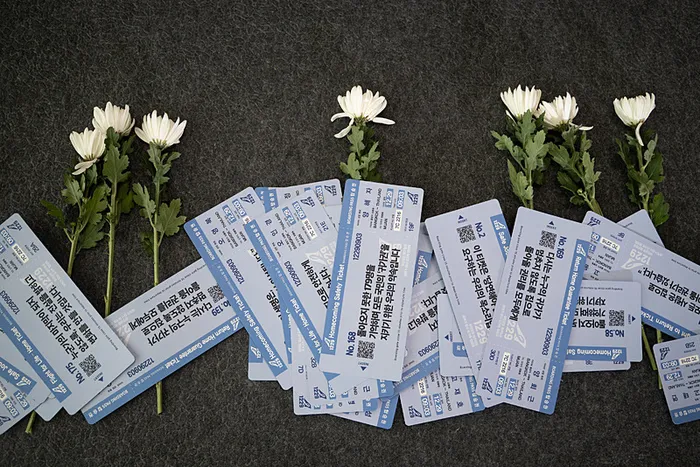 jeju-air-ucak-kazasinda-yil-donumu-lee-ozur-diledi-1766993814239.jpg Güney Koreliler uçakta hayatını kaybedenleri anıyor. (EPA)