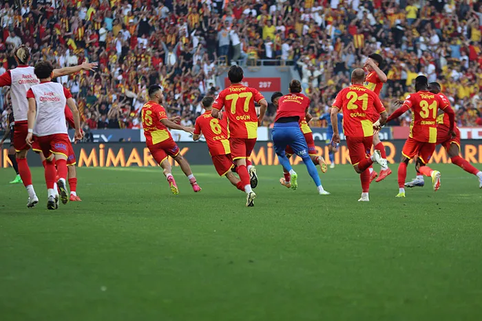 Göztepe iki yıl aradan sonra yeniden Süper Lig’de!