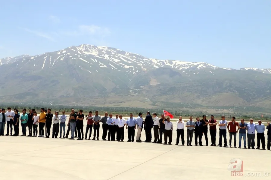 Erzincan'da Binali Yıldırım'a büyük ilgi! Yıldırım'ın yüzlerce hemşehrisiyle tokalaşması 1 saat 8 dakika sürdü 11