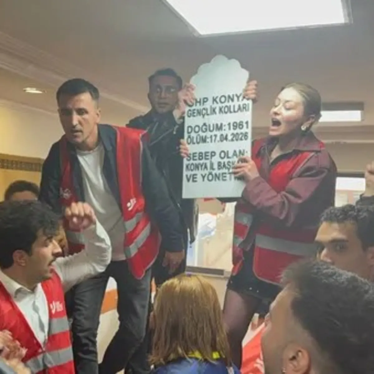 CHP’de mezar taşlı protesto: 