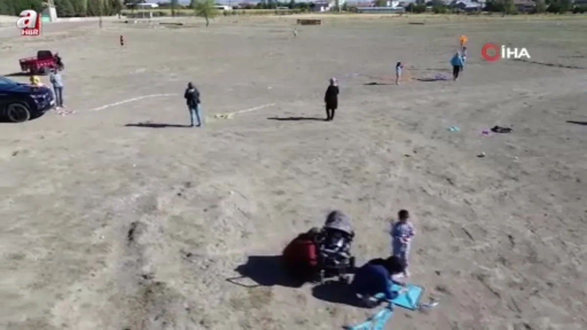 Karaman'da rengarenk uçurtmalar gökyüzünü süsledi