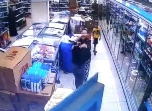 izmirde-kadin-market-personeline-darp-o-anlar-kamerada-1654591353748.jpg İzmir’de kadın market personeline darp! O anlar kamerada - 1