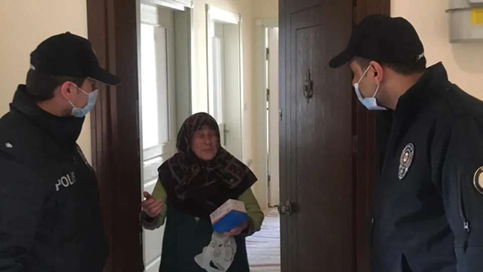 Emniyet personelinden vatandaşa hizmet