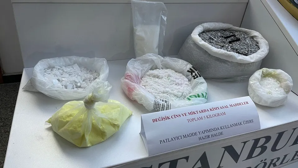 Polisler yer sofrasında bomba hazırlayan teröristleri suçüstü yakaladı! İşte ele geçirilen patlayıcılar