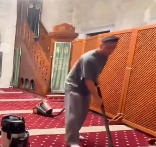 mesut-ozil-uskudardaki-semsi-ahmet-pasa-camiini-temizlerken-goruntulendi-1724771881952.jpg Mesut Özil Üsküdar'daki Şemsi Ahmet Paşa Camii'ni temizlerken görüntülendi! - 3