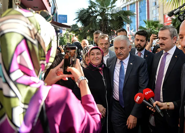 Binali Yıldırım küçük çocuğu böyle sevindirdi