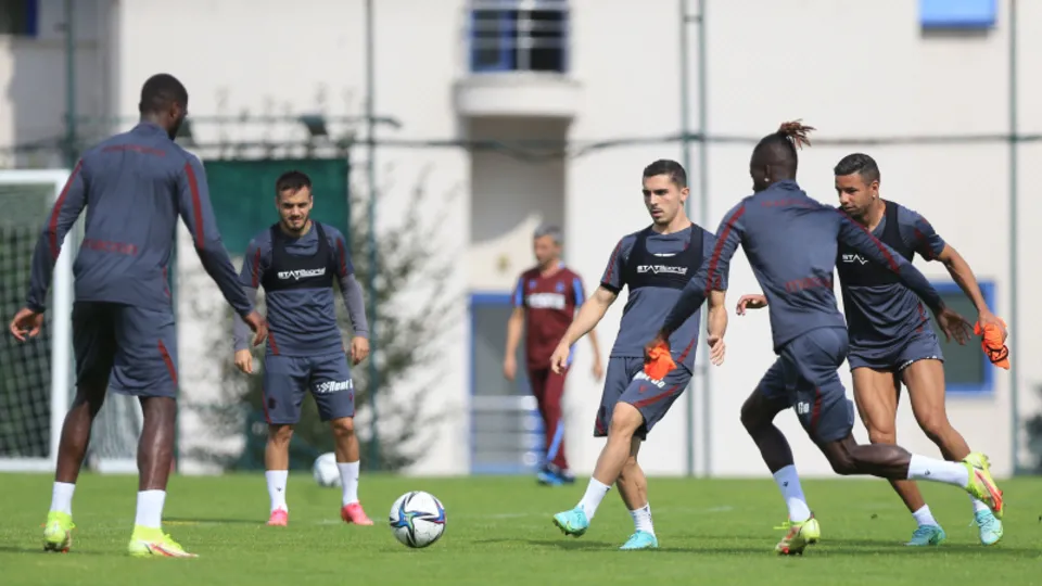 Trabzonspor ve Fenerbahçe'nin derbi planları hazır! Abdullah Avcı ve Pereira taktiklerini hazırladı