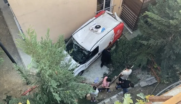 kagithanede-bir-garip-kaza-aracin-25-metreden-uctugu-anlar-1668585265781.jpg