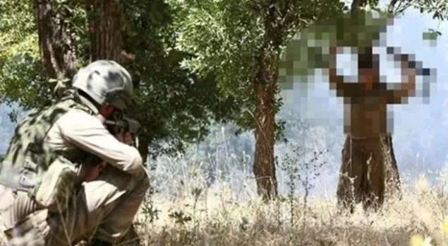 terorsuz-turkiyede-yeni-asama-iste-yeni-asamanin-yol-haritasi-devlet-724-takipte-1747107220826.jpeg PKK’lı teröristin teslim olma anı (AHABER)