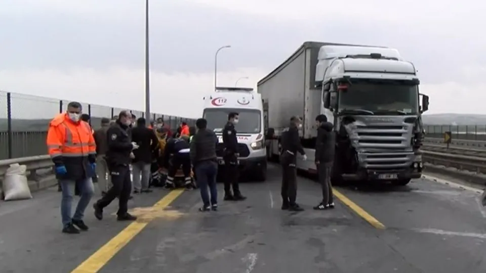 Son dakika: İstanbul Büyükçekmece’de TIR polis aracına çarptı! TEM kapandı... | Video