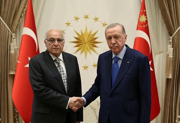 baskan-erdogandan-kulliyede-pes-pese-kabul-cezayir-disisleri-bakani-attafi-ve-asya-altyapi-yatirim-bankasi-bas-1718125826122.jpeg Başkan Erdoğan'dan Külliye'de peş peşe kabul! Cezayir Dışişleri Bakanı Attaf'ı ve Asya Altyapı Yatırım Bankası Başkanı Liqun ile görüştü - 3