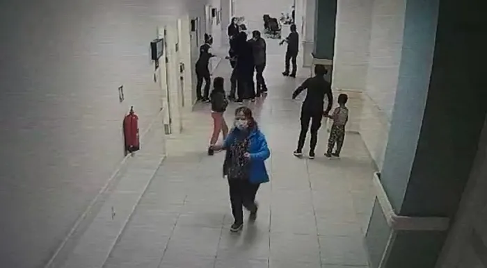 Isparta’da acil servis doktoruna yumruklu saldırı anı kameraya yansıdı | Saldırganlar gözaltında - 2