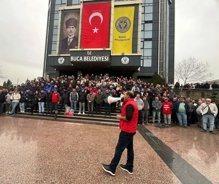 chpli-buca-belediyesinde-maas-krizi-buyuyor-2-bin-belediye-calisani-grevde-1770650732186.jpg CHP'li Buca Belediyesi’nde maaş krizi büyüyor! 2 bin belediye çalışanı grevde - 1