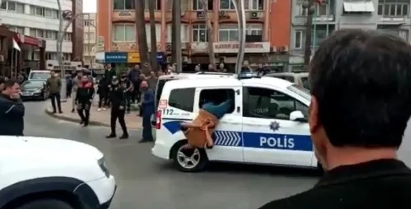 mersinde-aksiyon-filmlerini-aratmayan-olay-kelepceli-sahis-polis-otosunun-camindan-atlayip-kacti-1649334753028.jpg