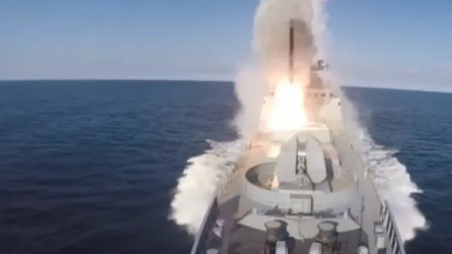 Rusya, Ukrayna’yı Karadeniz'deki savaş gemileriyle vurdu! O anlar kamerada