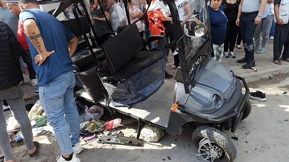Adana'da golf aracıyla otomobil çarpıştı: 3 yaralı