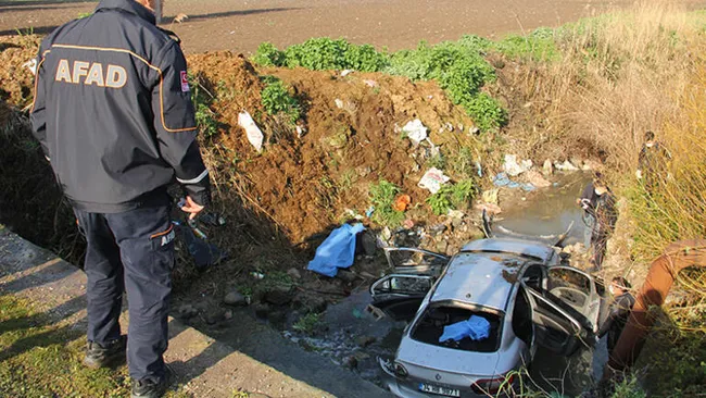 Hatay'da minibüsle çarpışan otomobil dereye devrildi: 3 ölü, 2 yaralı - 3