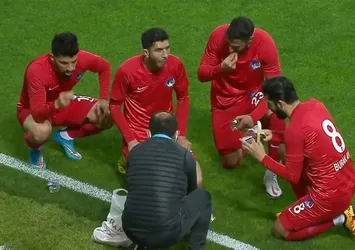 Yeşil sahada güzel görüntüler! Maçtaki sakatlık tedavisi sırasında futbolcular oruçlarını açtılar