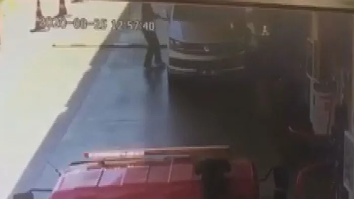 İstanbul'un göbeğinde ilginç olay! Kozyatağı'nda yakıt alan minibüsü böyle çaldı - 1