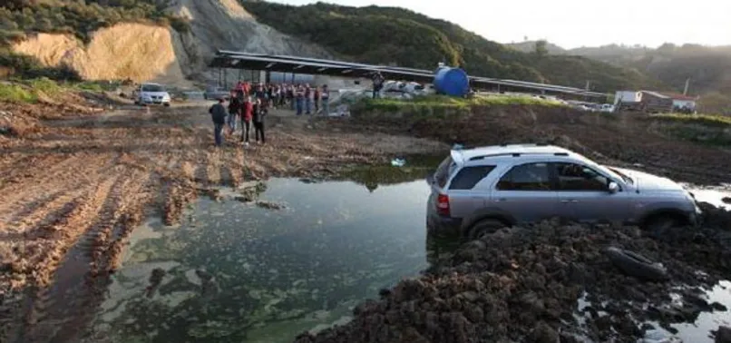 Polisten kaçarken bataklığa saplandı