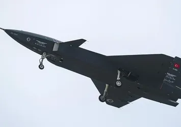 Türkiye'nin ilk insansız savaş uçağı Bayraktar Kızılelma manevra testini başarıyla geçti