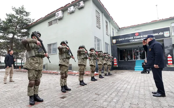 Milli Savunma Bakanı Hulusi Akar ve komuta kademesi Irak sınırında! Pençe-Kilit’te 480 terörist öldürüldü