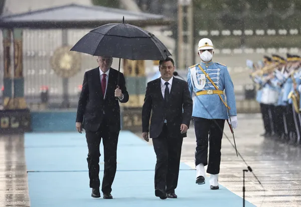 son-dakika-kirgizistan-cumhurbaskani-ankarada-baskan-erdogan-japarov-ile-kulliyede-gorusecek-1623241229387.jpg Son dakika: Kırgızistan Cumhurbaşkanı Ankara'da! Başkan Erdoğan Japarov ile Külliye'de görüşecek - 1
