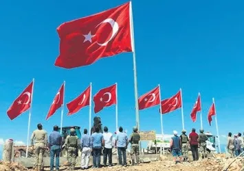 9 şehide 9 bayrak