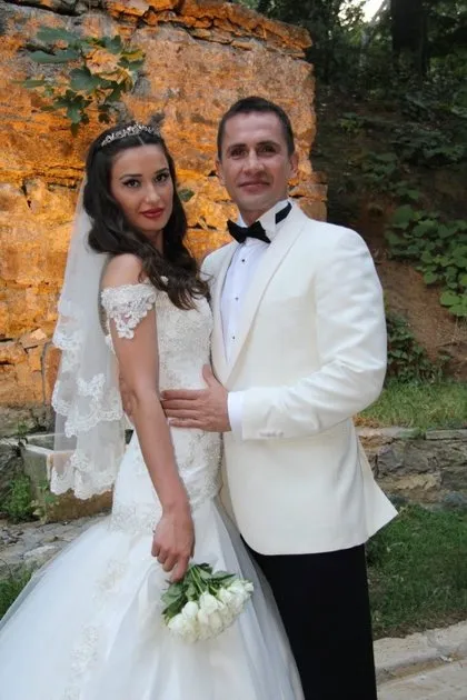 Emre Aşık ve eşini dövdüler!