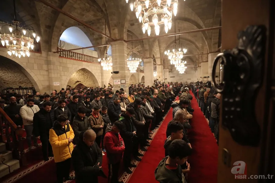 Tüm Türkiye depremde vefat edenler için ellerini semaya kaldırdı 12