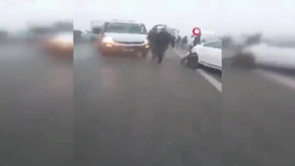 20 araç birbirine girdi! Zincirleme trafik kazasında ölü ve yaralılar var