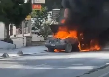 Kadıköy'de panik anları! Park halindeki cip alevlere teslim oldu