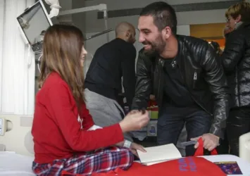 Barçalı futbolculardan hasta çocuklara ziyaret