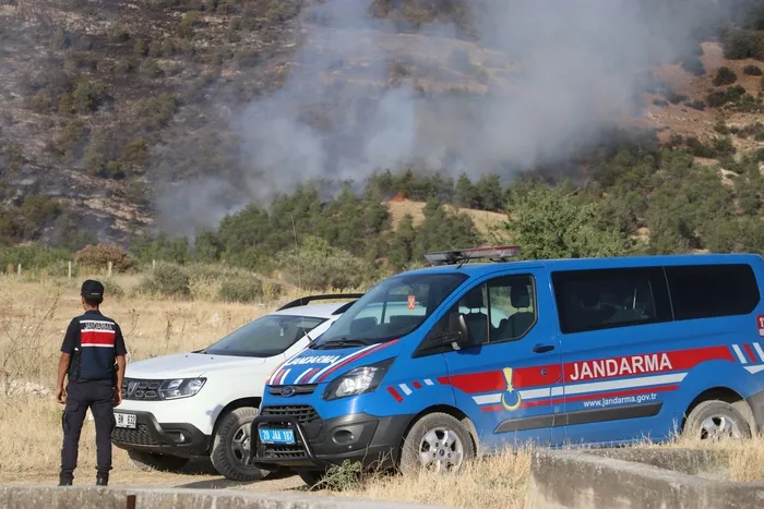 pamukkalede-arilari-uzaklastirmak-icin-yaktigi-tutsu-felakete-neden-oldu-ormanda-yangin-cikti-1718054448878.jpg Pamukkale'de arıları uzaklaştırmak için yaktığı tütsü felakete neden oldu! Ormanda yangın çıktı - 1