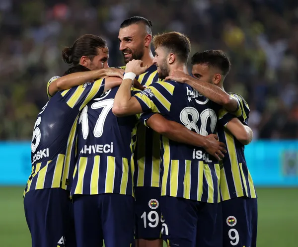 Fenerbahçe taraftarı imam hatiplilere hakaret eden Gülşen’e arka çıktı