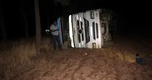 Bakır kablo yüklü tır devrildi: 1 yaralı