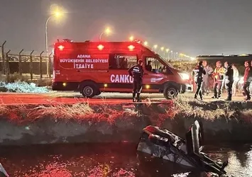 Adana'da feci kaza! Otomobil sulama kanalına düştü: Yaralılar var